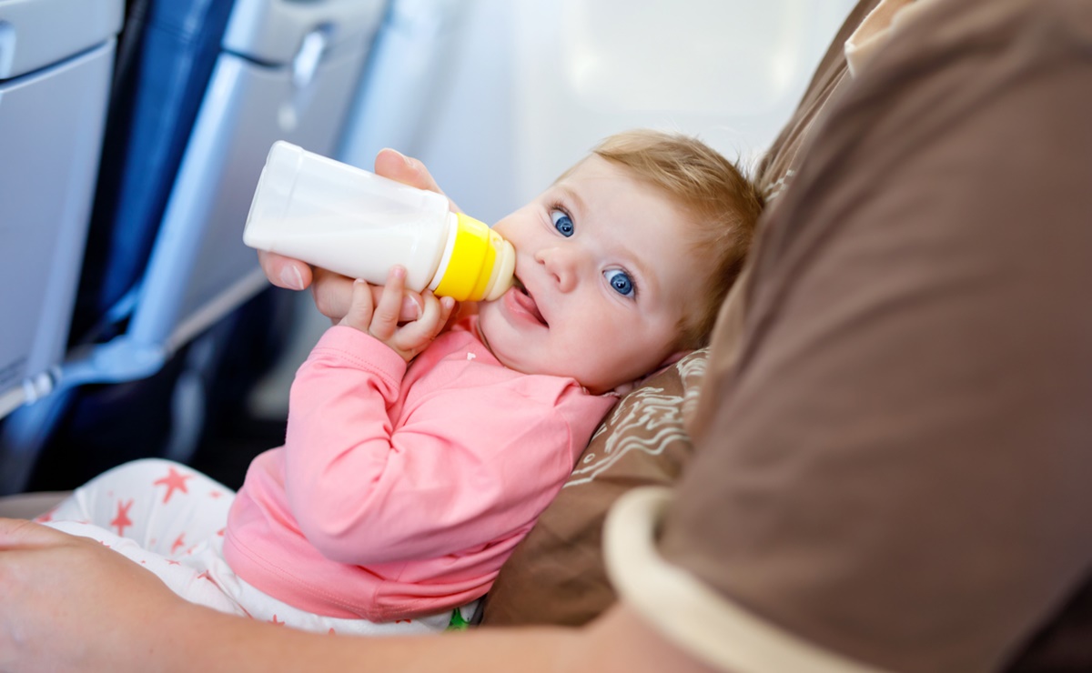 ¿Cómo llevar leche y comida para bebé en la maleta? Qué está permitido al viajar en avión