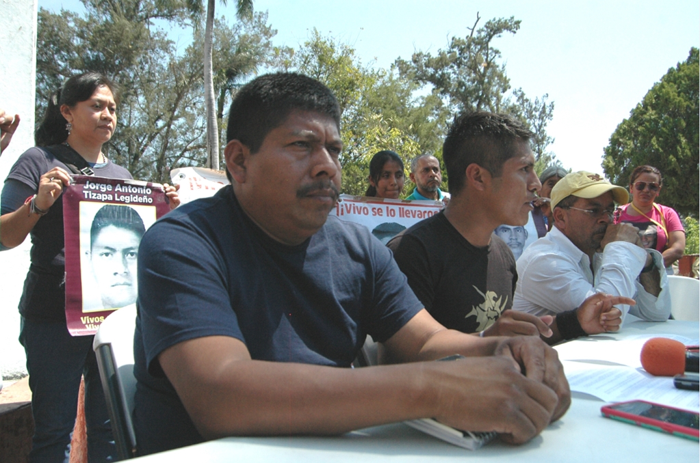 Chocan normalistas y policías en Guerrero