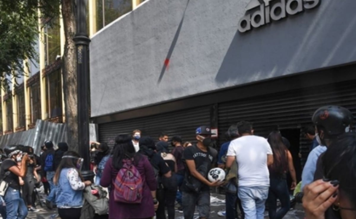 Fiscalía cita a dos presuntos "anarcos" por robo a tienda Adidas