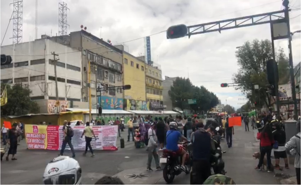 Comerciantes de La Merced bloquean avenida Circunvalación