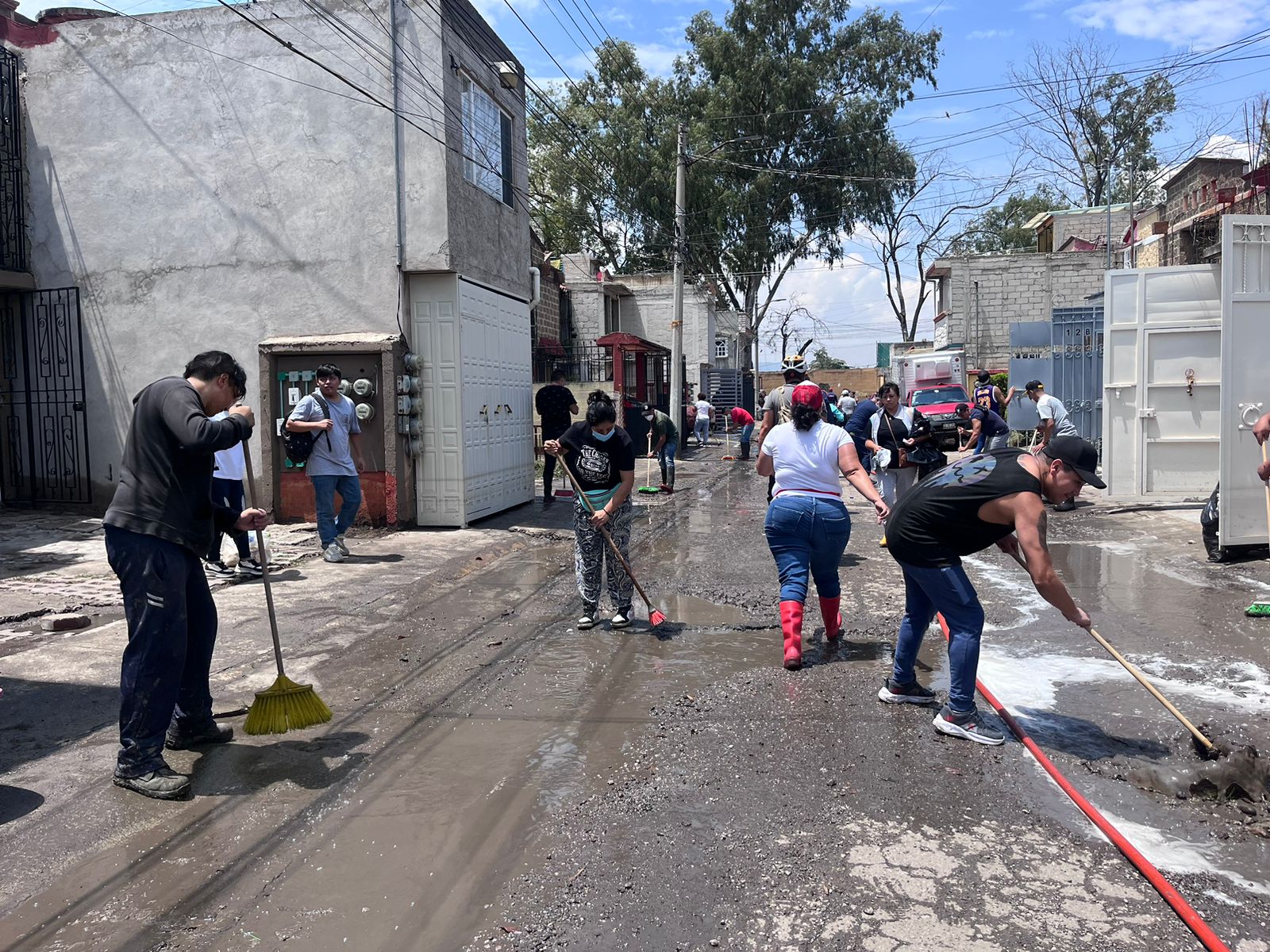 FOTOS y VIDEO: Comienza limpieza de casas afectadas por inundación en Cuautitlán