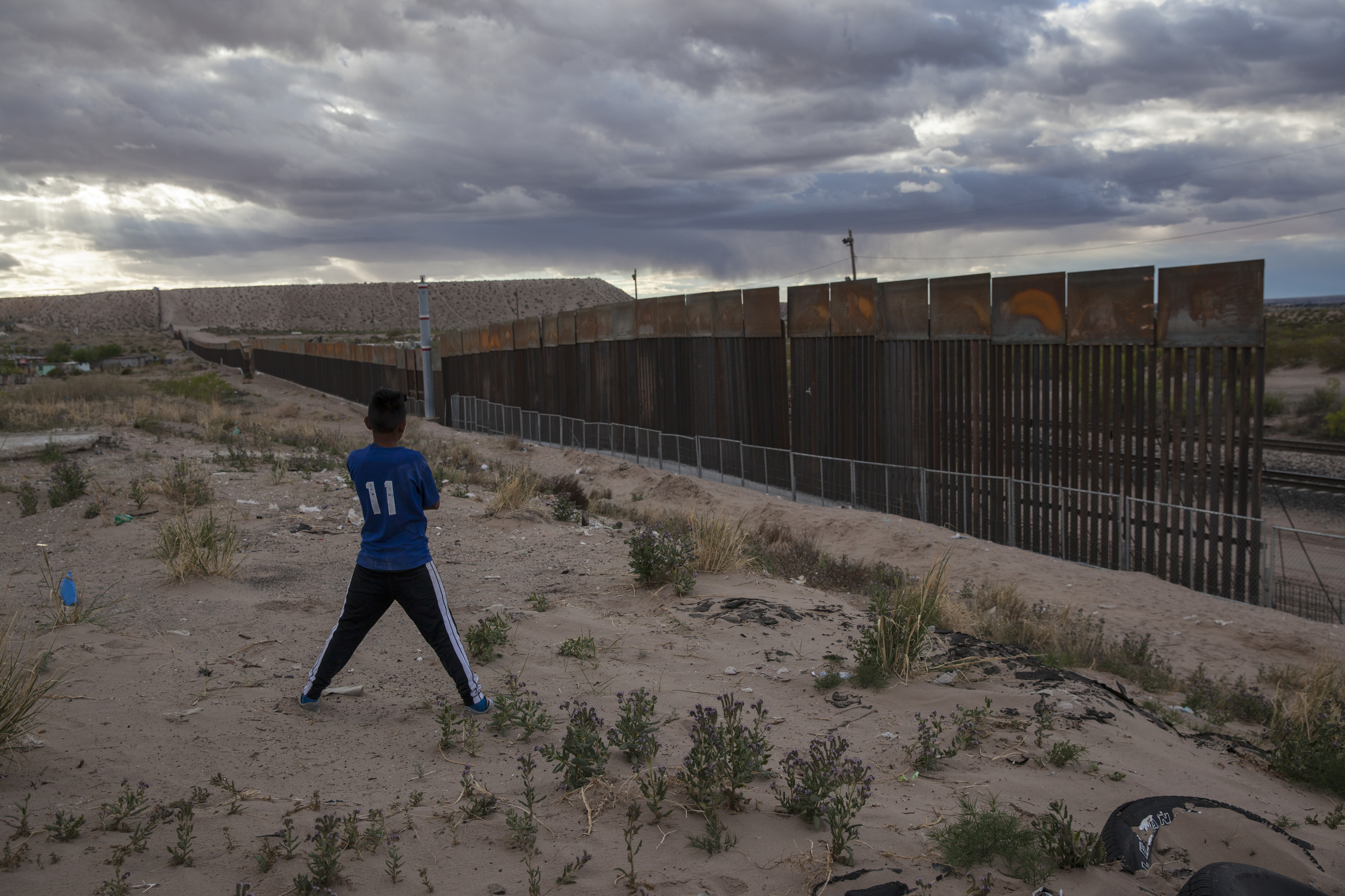 Abren puerta de la frontera San Diego-Tijuana para familias separadas