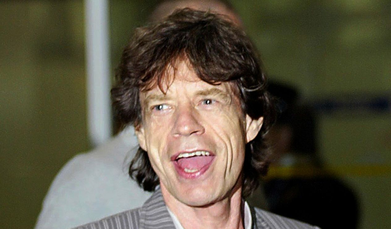 Libro revela que Mick Jagger fue pareja de 2 compañeros de The Rolling Stones