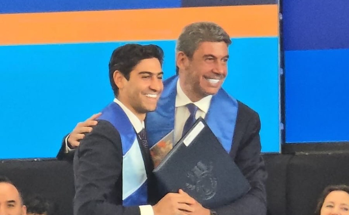 Arturo Elias Ayub dedica emotivo mensaje a su hijo Alejandro por su graduación