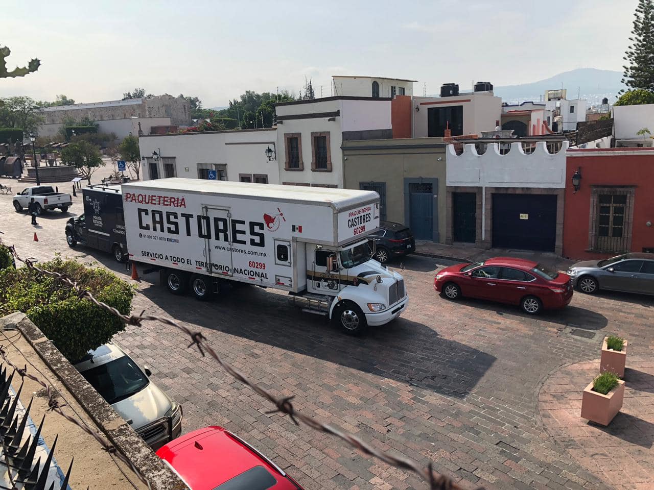 Camiones de carga arman camellón en pleno Centro Histórico de Querétaro 