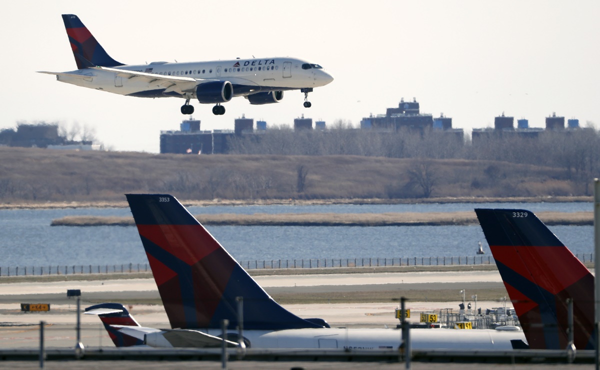 Obligan a afroamericana a cambiar su lugar en vuelo para sentar a mujeres blancas