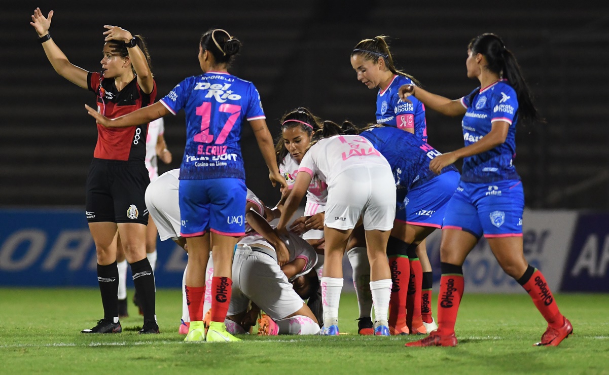Futbolista de Santos sufre escalofriante lesión en la Liga MX Femenil