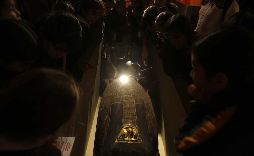Museos de Egipto dejan a turistas tomarse selfies gratis con momias