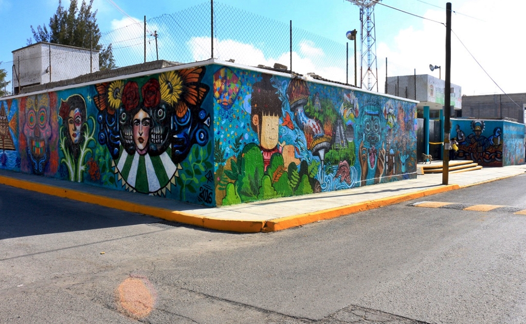 Artistas urbanos pintan mural en escuela de Tultepec