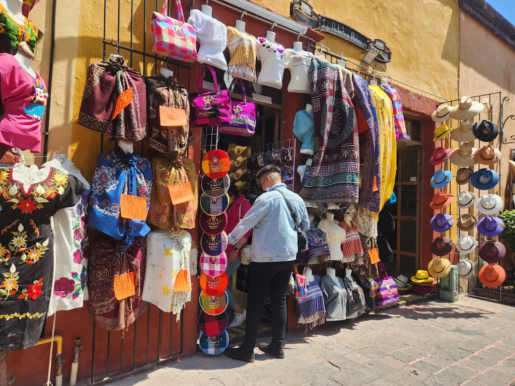 Multarán con 2 mil pesos a comerciantes que exhiban mercancía en las calles