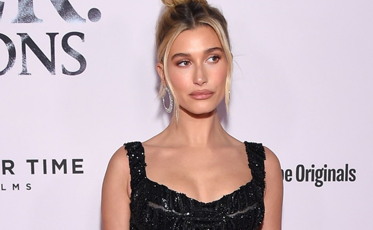 Hailey Bieber cautiva con impresionante vestido con transparencias en California