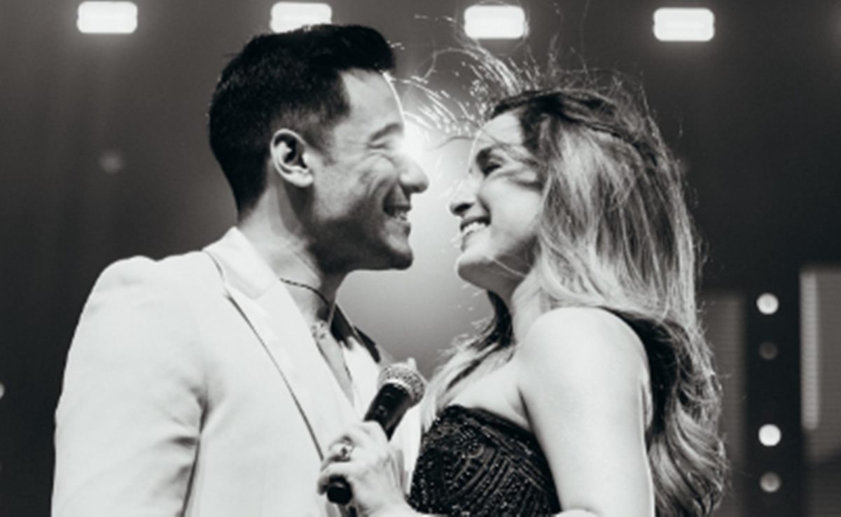 Carlos Rivera y Cynthia Rodríguez: de "La Academia" a besote apasionado en el escenario
