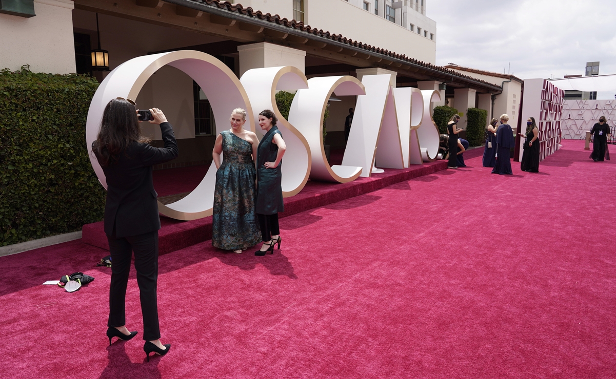 Desfilan las estrellas en la alfombra roja de los premios Oscar 2021