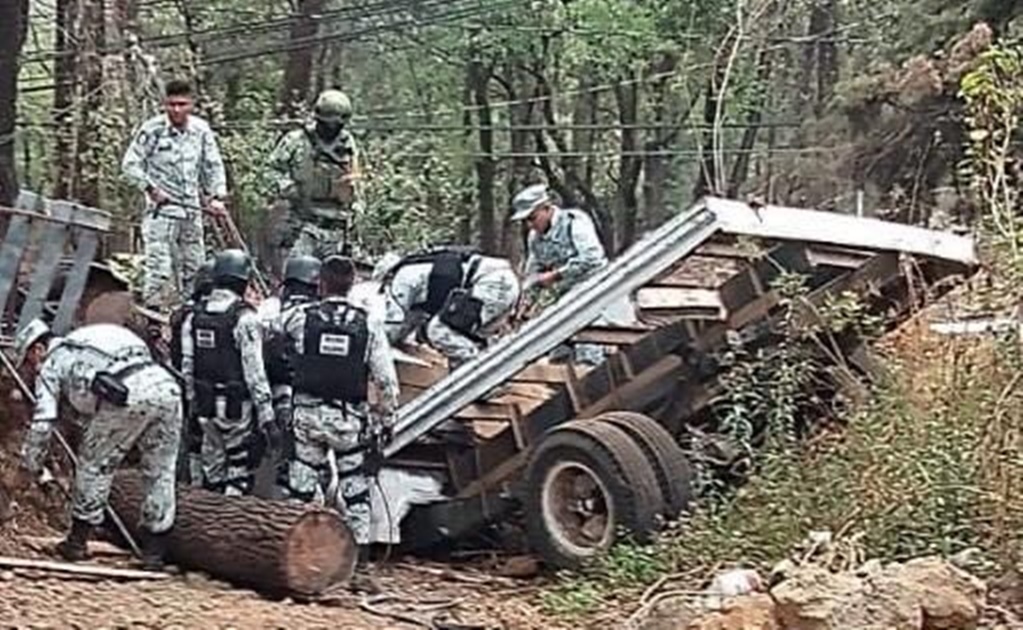 Muere elemento de la GN tras volcar con camión decomisado en Morelos