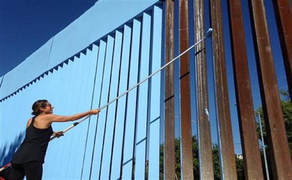 Artist plans to render border fence “invisible”