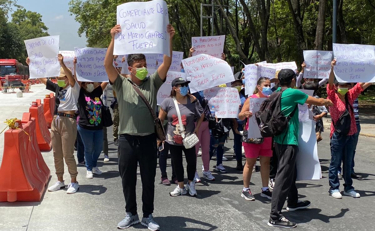 Familiares de pacientes con cáncer de mama denuncian corrupción en prótesis; se manifiestan en Centro Médico