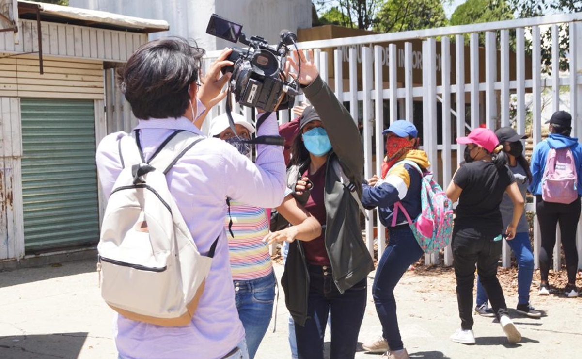 Normalistas agreden a periodistas y medios de comunicación durante protestas en Oaxaca