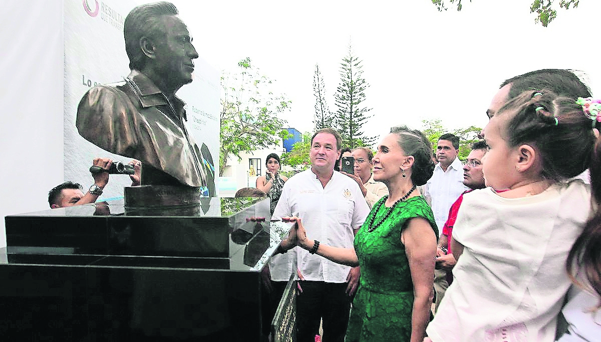 Develan escultura de 'Chespirito' en Cancún