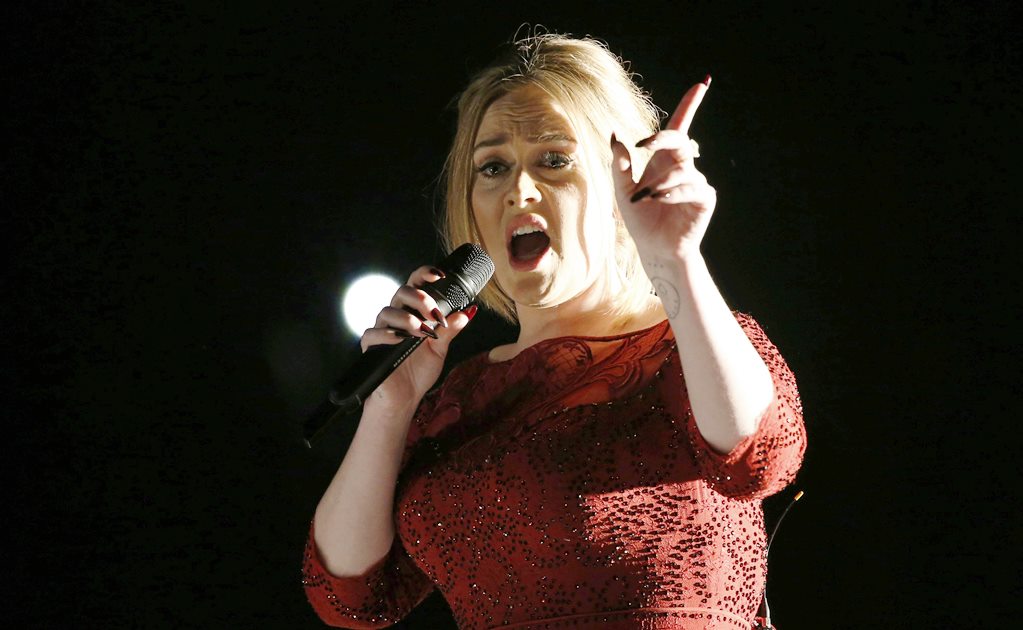 Adele explica su 'desentonada' en los Grammy