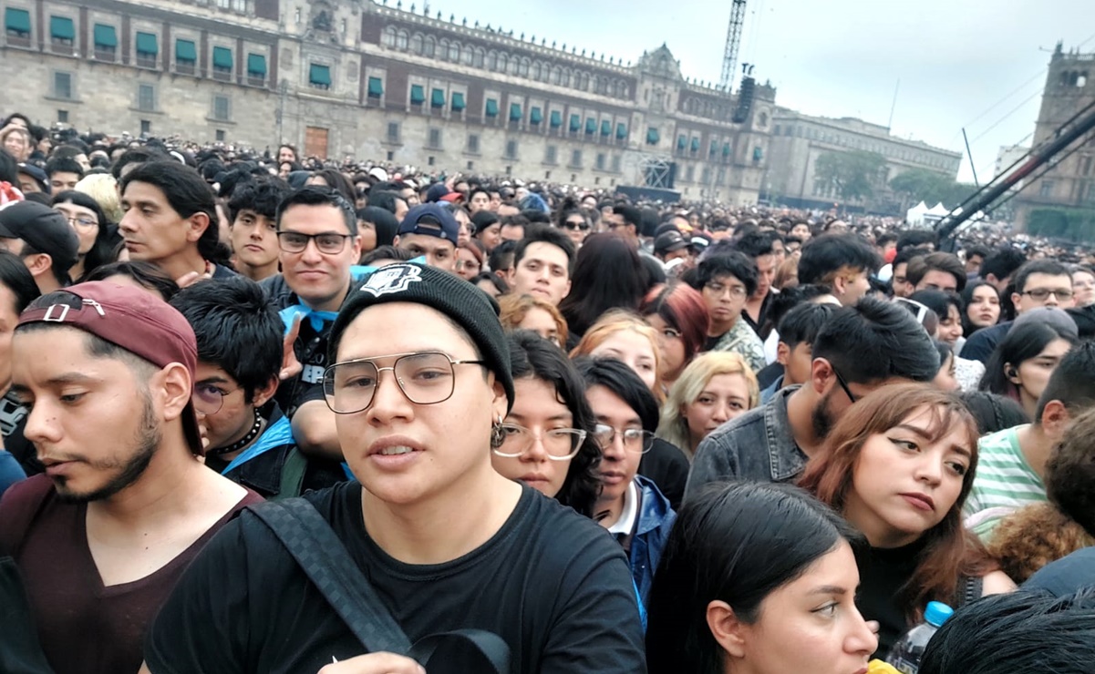 Sin importar la lluvia, cientos de personas abarrotan el Zócalo de la CDMX para ver a Interpol