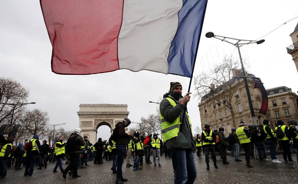 Detienen a líder de “chalecos amarillos” durante protestas en Francia