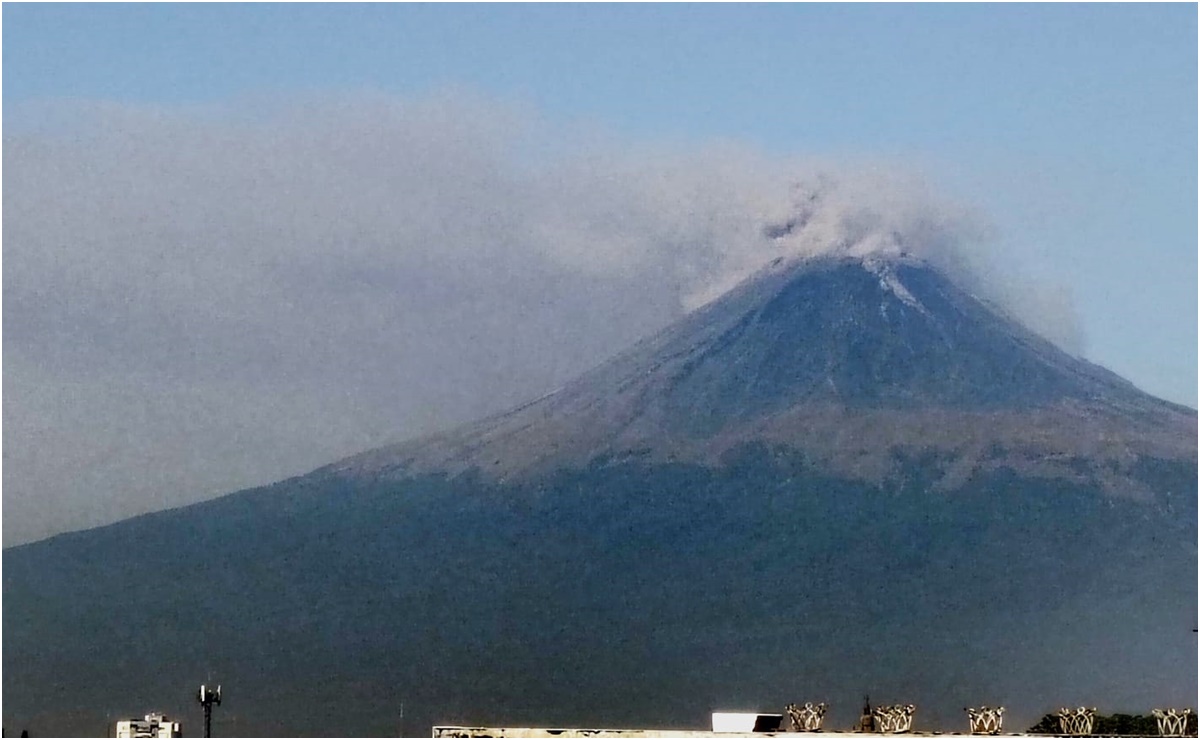 Volcán Popocatépetl: Cierran de nuevo el aeropuerto de Puebla por caída de ceniza; alcanza a 17 municipios