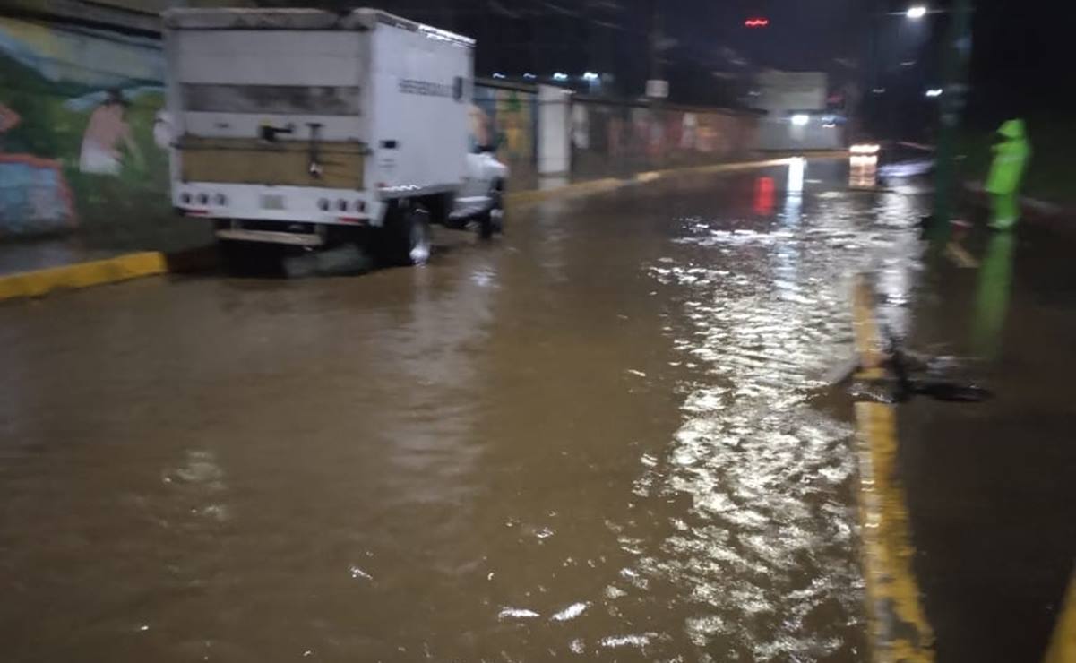 Fuertes lluvias causan inundaciones y caída de bardas en Tlalpan