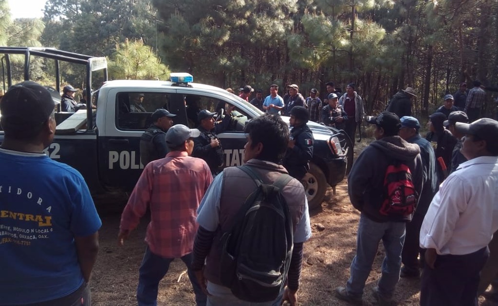 Comuneros retienen a 13 policías en Oaxaca por conflicto agrario 