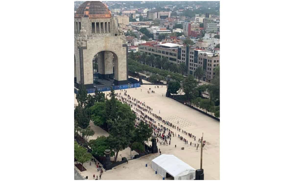 Adultos mayores forman fila kilométrica para tramitar pensión en CDMX