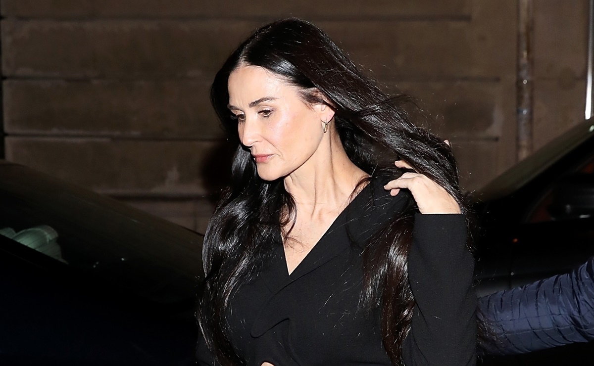 Demi Moore deslumbra con vestido de raja en París 