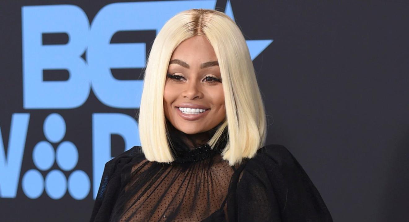 Blac Chyna, en su proceso de transformación, se quita tatuaje satánico y expresa su apoyo a Kim Kardashian