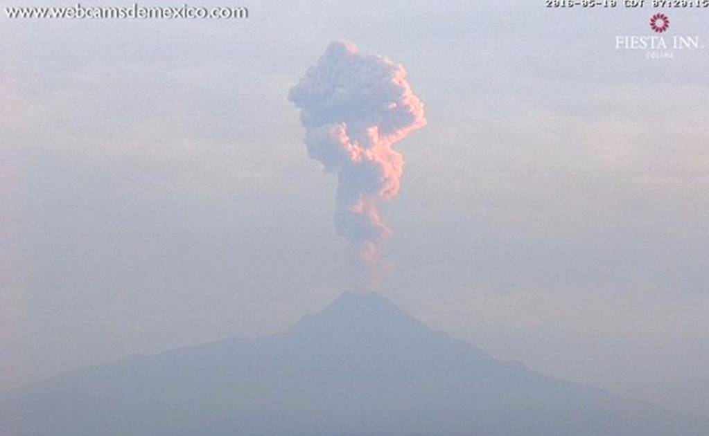 Volcán de Colima emite fumarola de casi 2 km