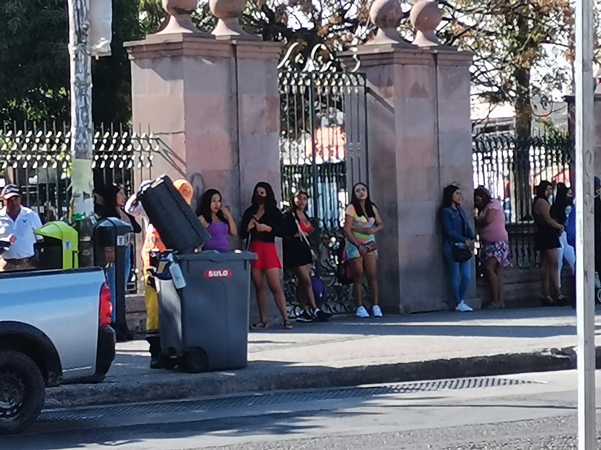 Denuncian presencia de trabajadoras sexuales en la Alameda Hidalgo, en Querétaro 