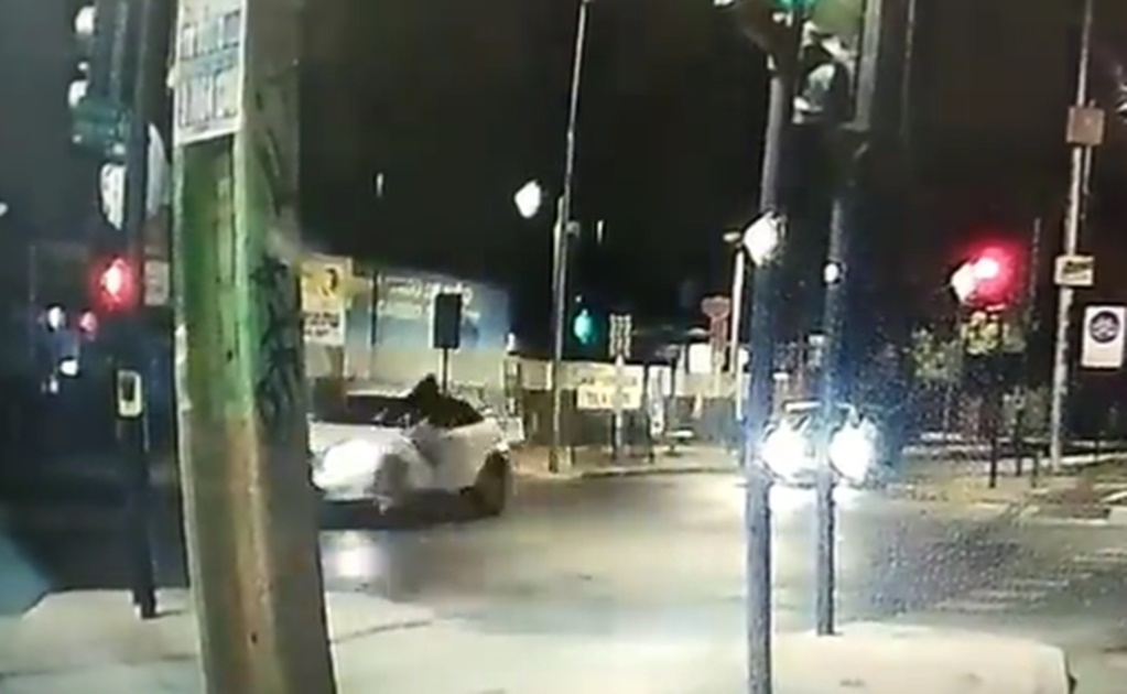VIDEO. Mujer atropella a dos ladrones que intentaron robarle su carro