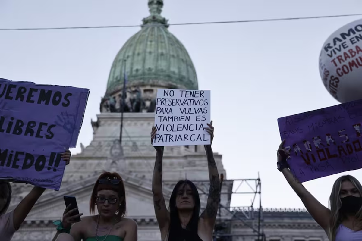 8M: "Quienes no asistan al trabajo el Día de la Mujer tendrán un descuento en su salario", adelanta gobierno de Milei 