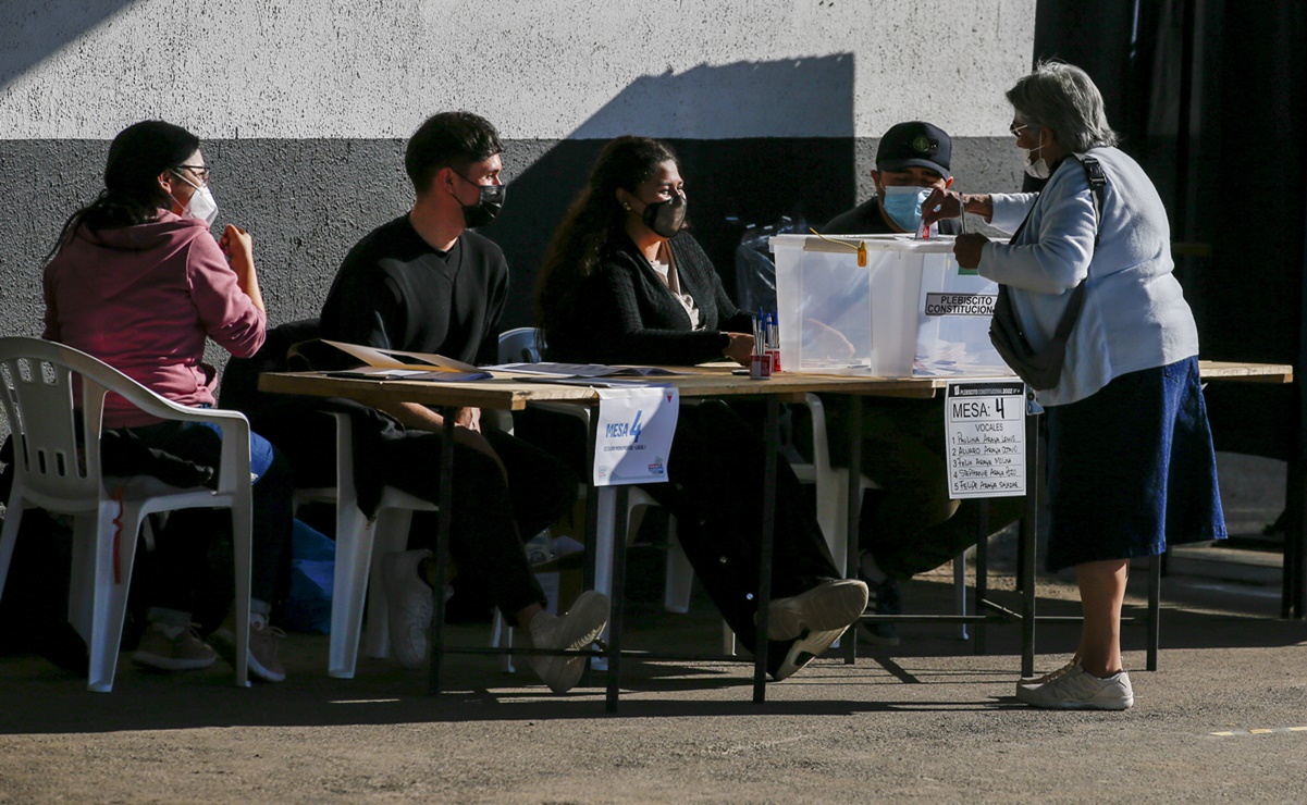 Abren en Chile centros de votación para plebiscito sobre nueva Constitución