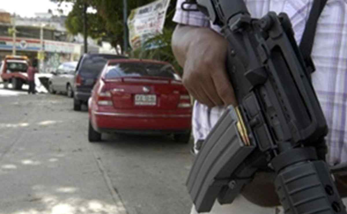 Hombres armados secuestran a joven que se refugió en instalaciones de la policía en Sinaloa