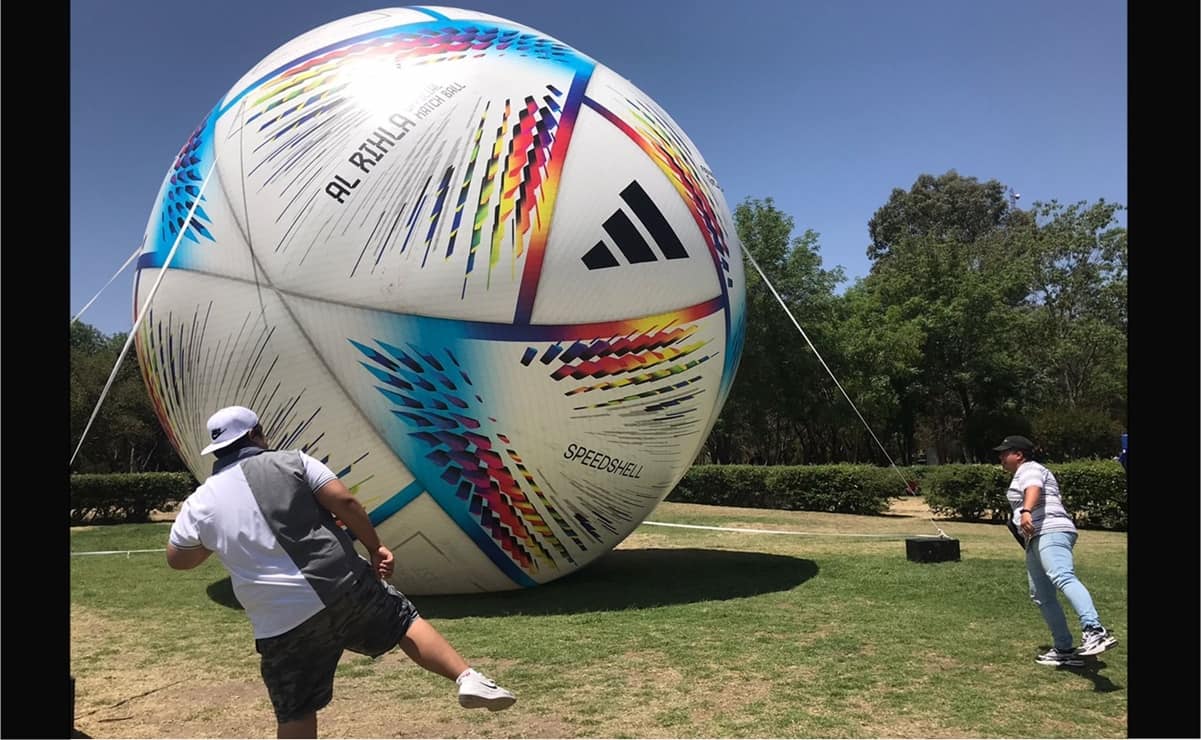 Por petición del INBAL, trasladan balón gigante de Qatar 2022 a Parque Naucalli
