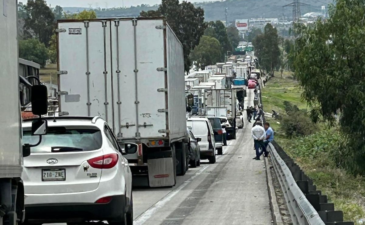 Fila de 10 kilómetros deja varados a automovilistas por 3 horas en la México-Querétaro