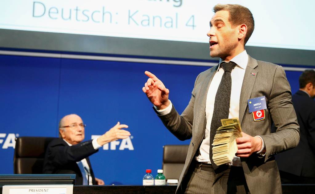 FIFA demanda a cómico que arrojó dinero a Blatter