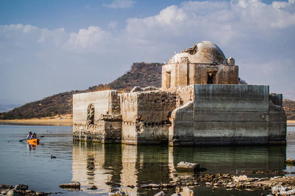 Explora un antiguo templo hundido a bordo de un kayak