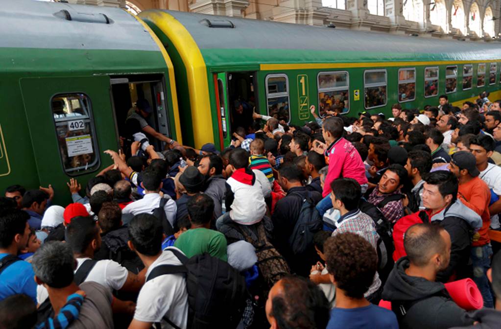 Migrantes entran a estación de tren en Hungría