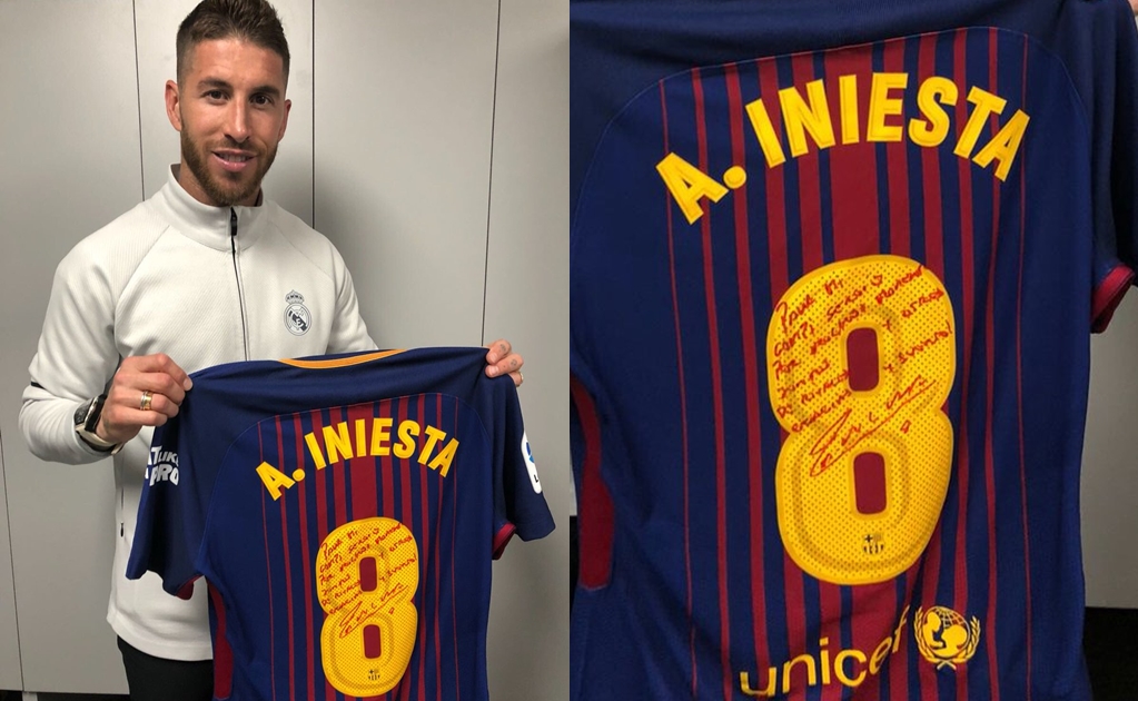 Sergio Ramos se queda con la última camiseta de Iniesta en un Clásico