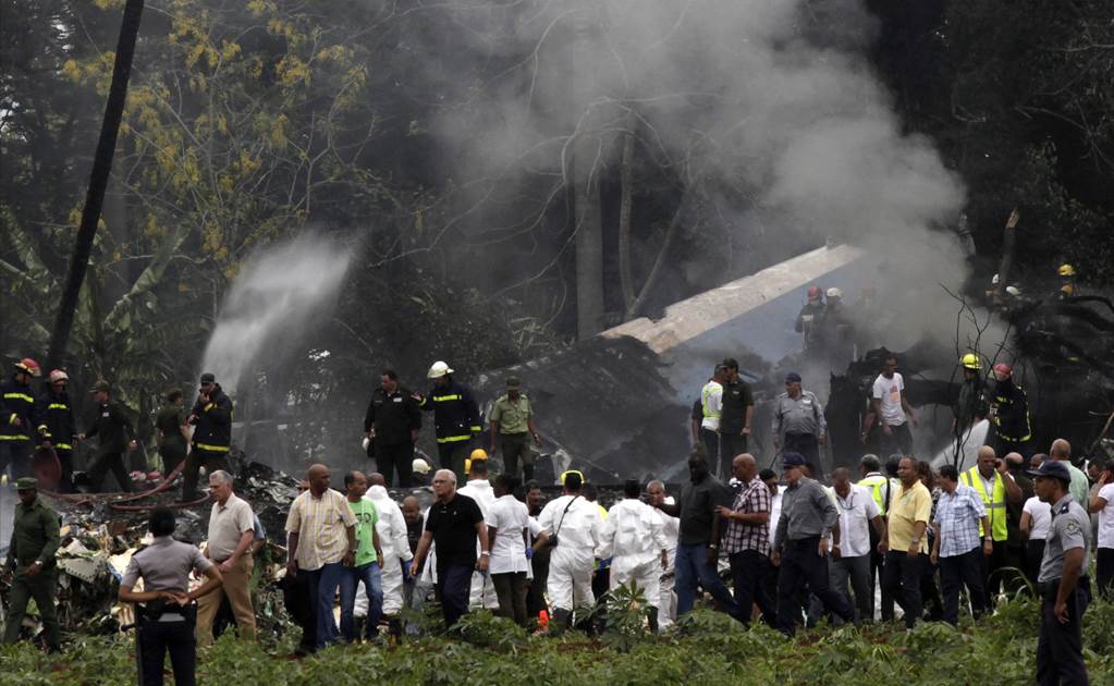 Seis tripulantes de avión accidentado en Cuba eran mexicanos, según AP