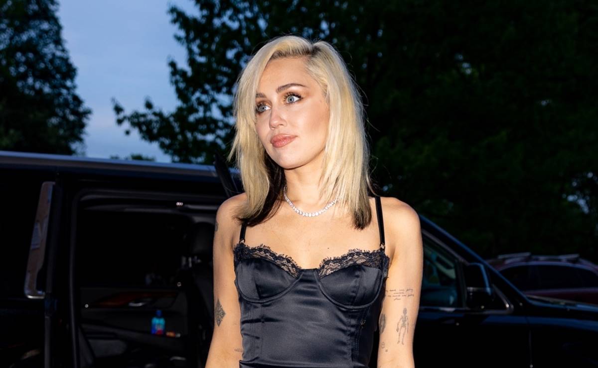 El minivestido de escote ‘imposible’ con el que Miley Cyrus deslumbró en Instagram