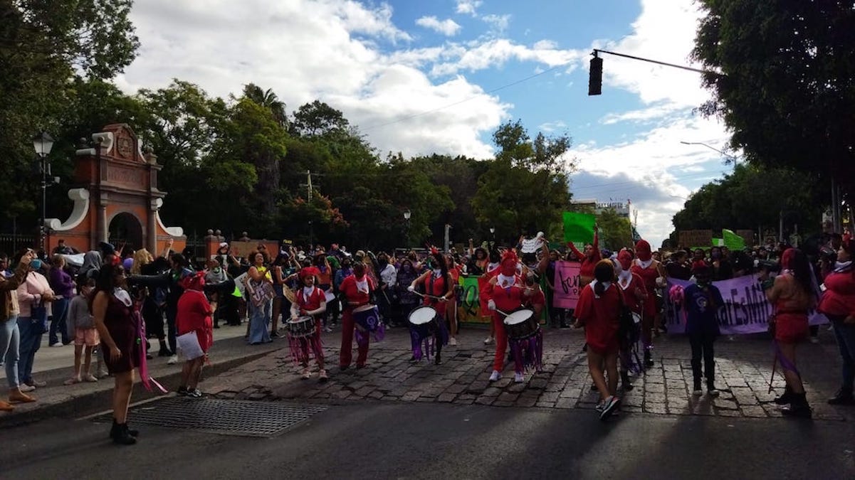 “¡Aborto legal!”, piden feministas al Congreso de Querétaro