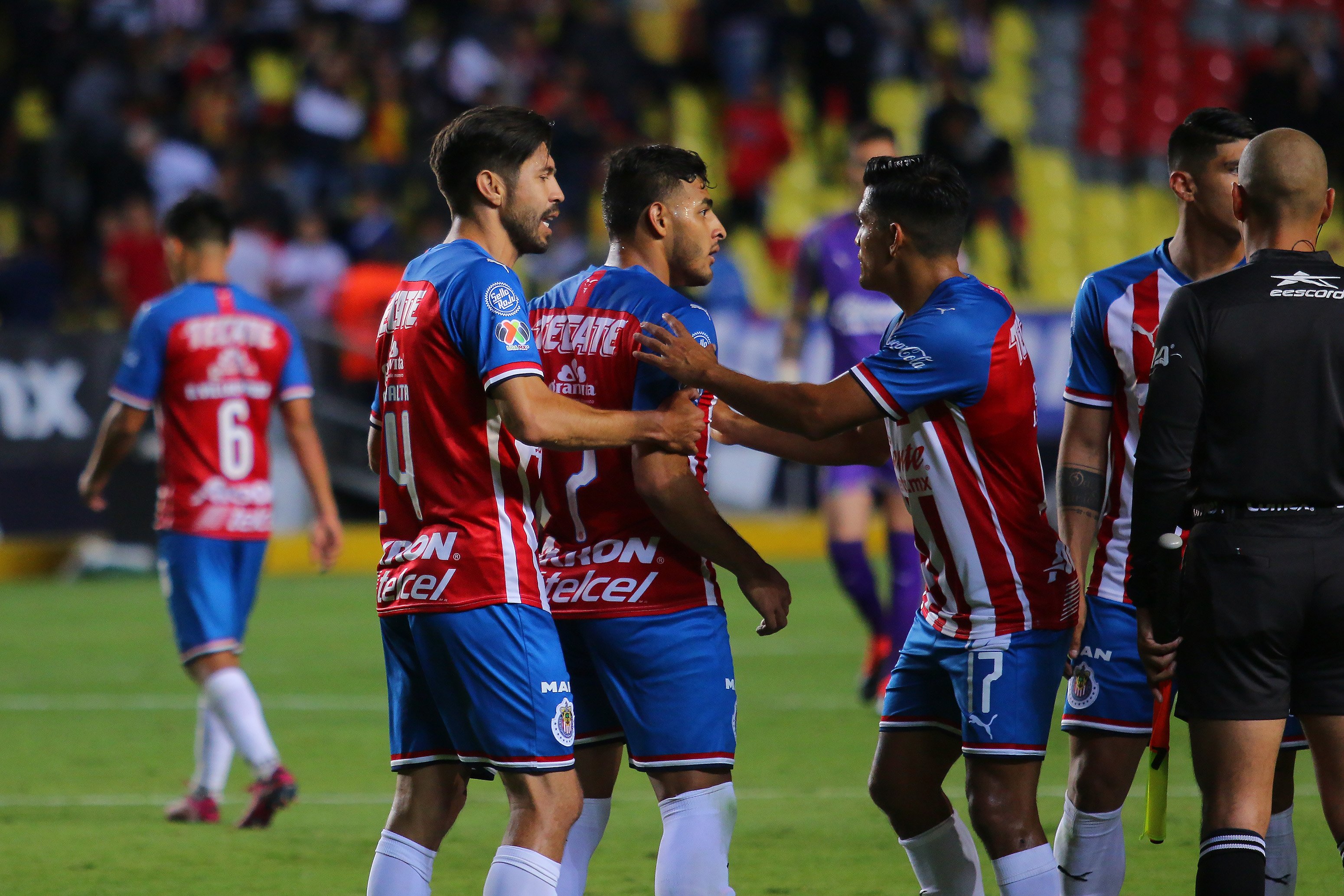 En Chivas respaldan a Oribe Peralta por falta de gol