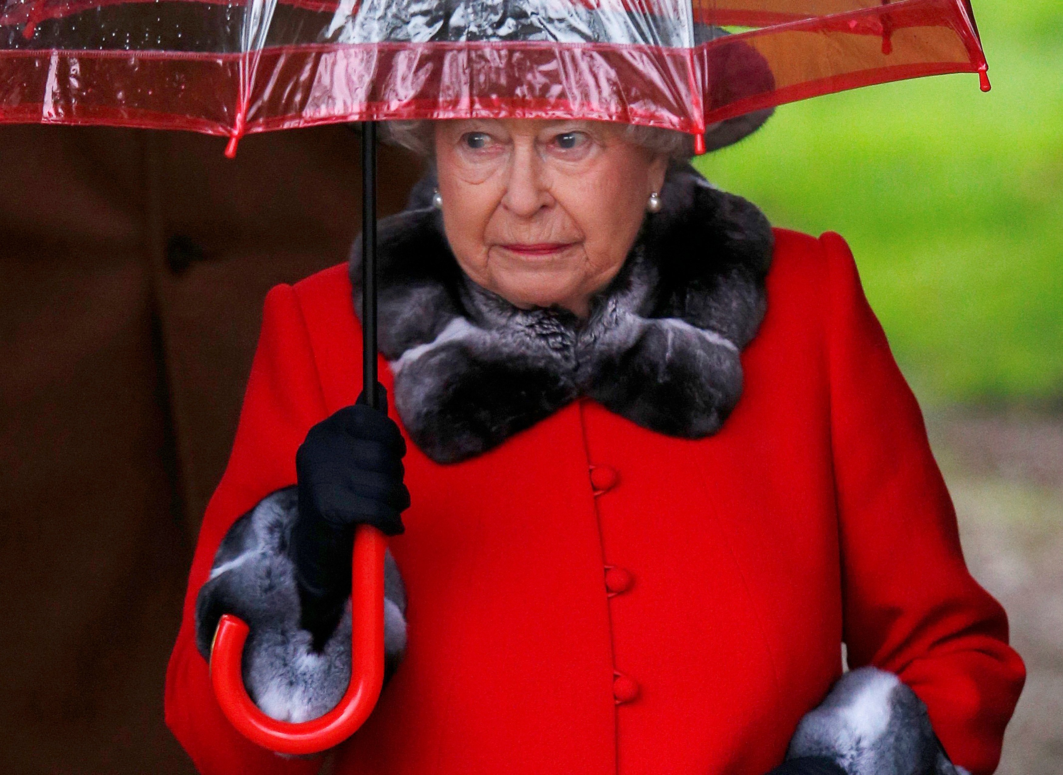 Reina Isabel II no asiste a tradicional misa de Navidad por resfriado