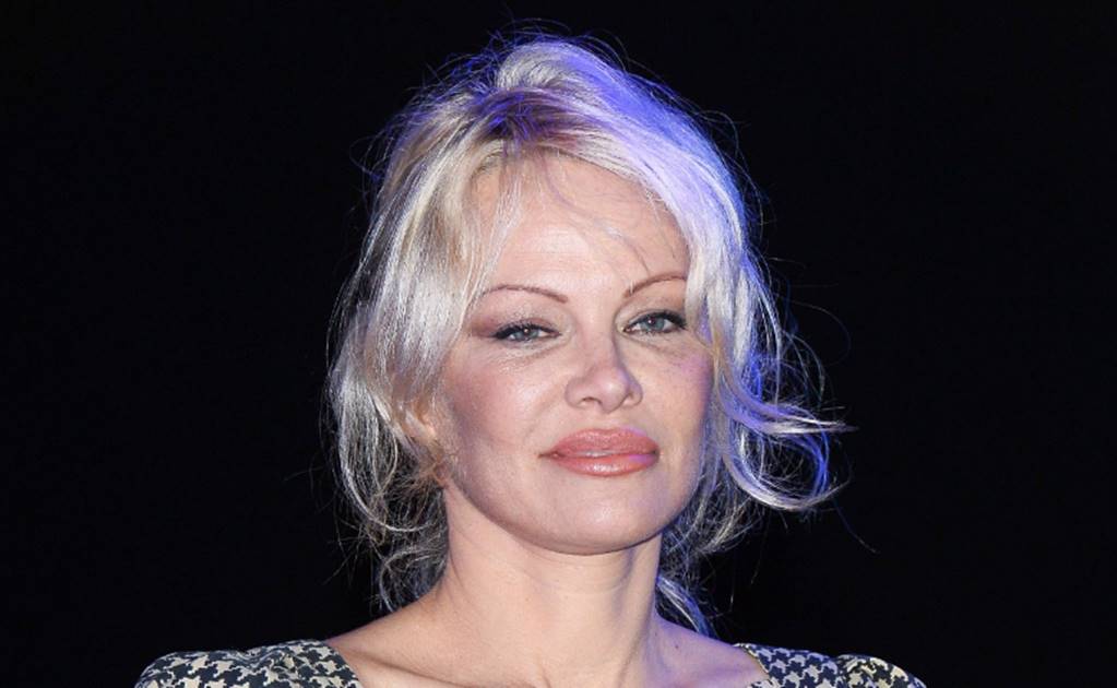 Pamela Anderson regala a Kim Kardashian abrigo de piel sintética