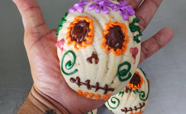 ¿Competencia al pan de muerto? Chef se pone creativo y sorprende con “conchatrinas” y “roscamuerta” 